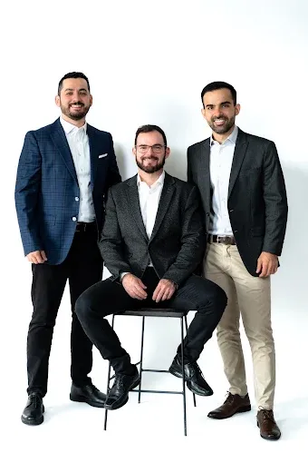 Dr. Marcel Marques Peres, Dr. Diogo Carvalho e Dr. Ricardo Marques Miranda, lado a lado em fundo branco