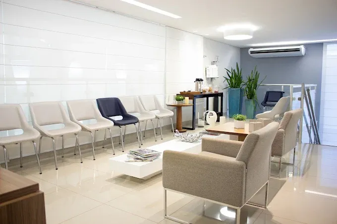 Sala de espera da CTC-MS com cadeiras, poltronas, mesa de centro e vasos de plantas